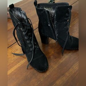 Bonavi fur-lined ankle boots with a side zipper and lace-up front.size 9